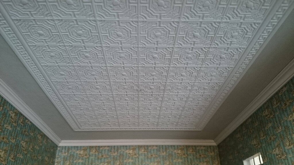 Covering the ceiling with non-woven wallpaper