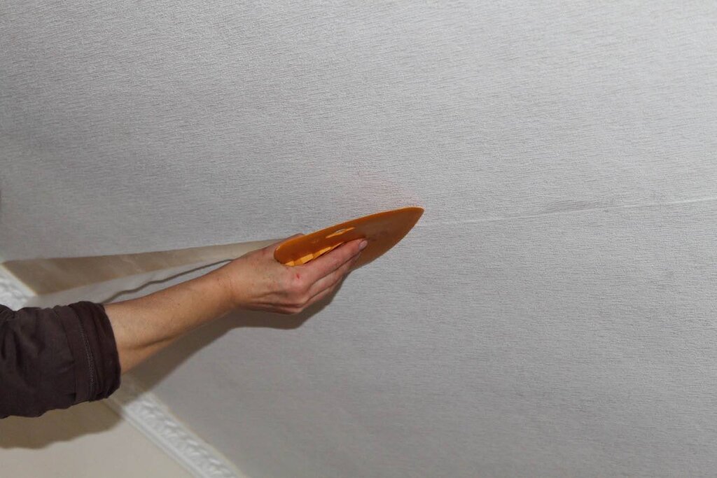 Covering the ceiling with fiberglass wallpaper