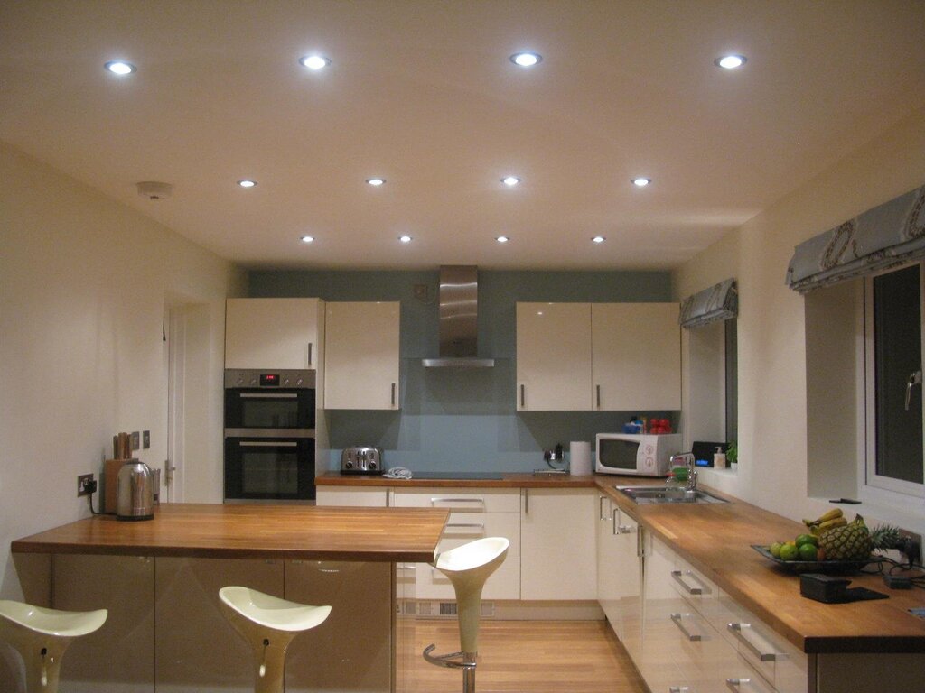 Lighting in the kitchen with a stretch ceiling