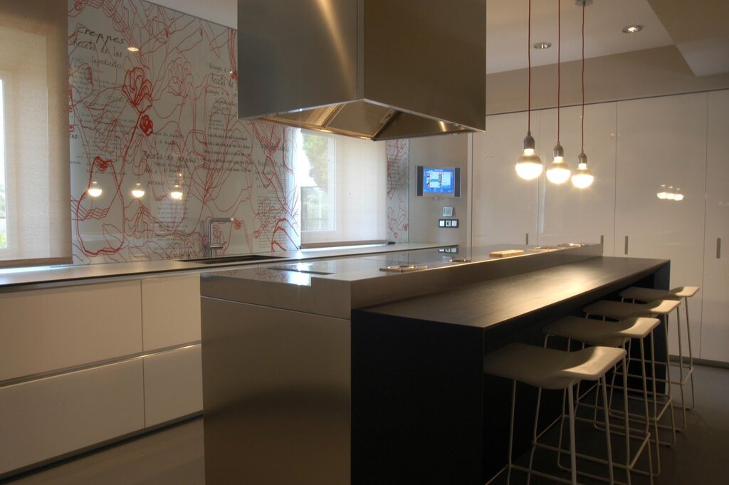 Lighting above the countertop in the kitchen