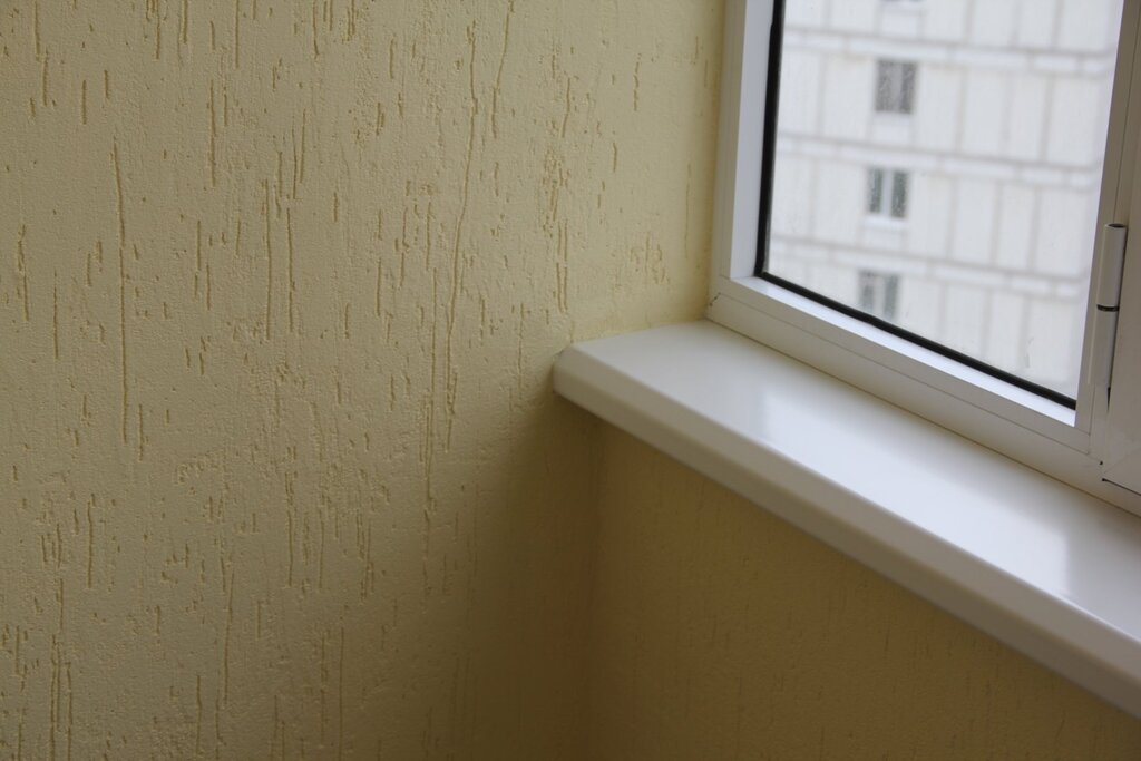 Finishing the balcony with bark beetle plaster