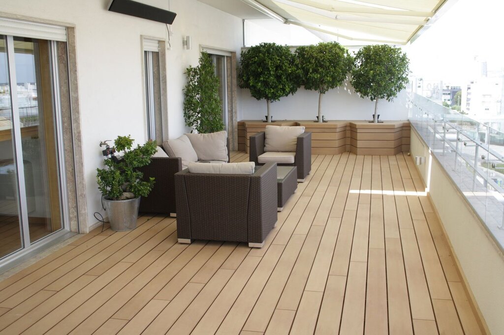 Finishing the balcony with decking boards