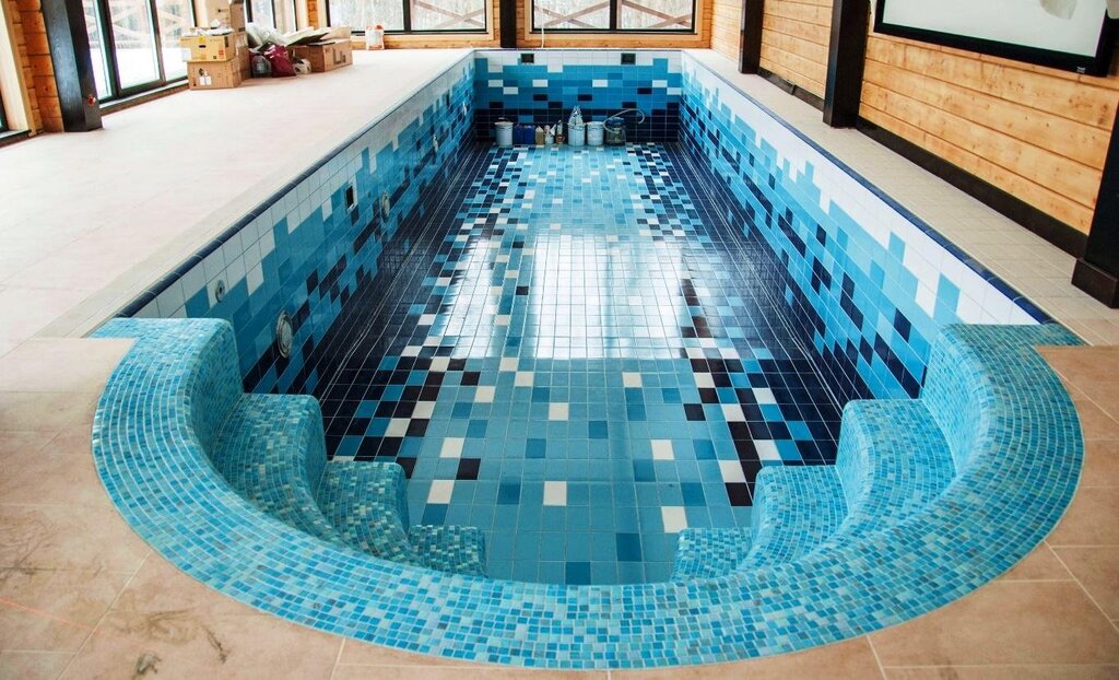 Finishing the pool with mosaic tiles