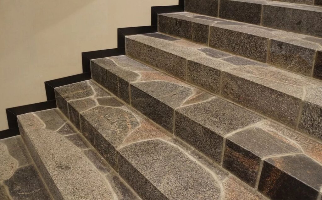 Tiling of a concrete staircase