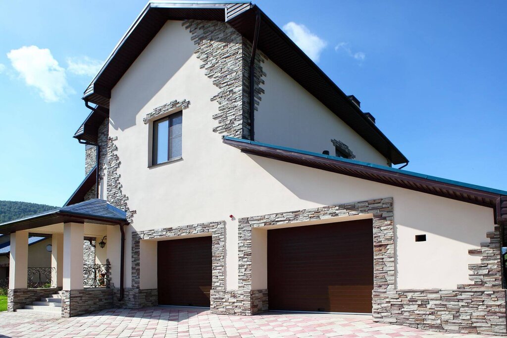 Finishing the house with plaster and stone