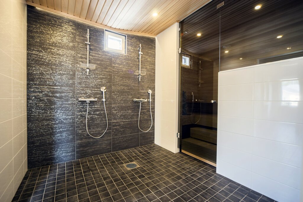 Finishing of the shower room in the bathhouse