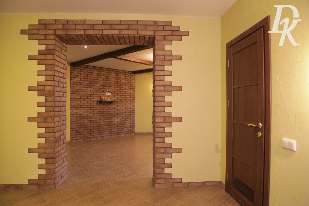 Decorating the door with decorative brick 15 фото