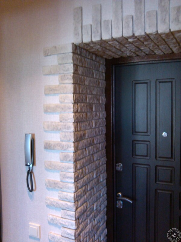 Finishing the door opening with decorative stone