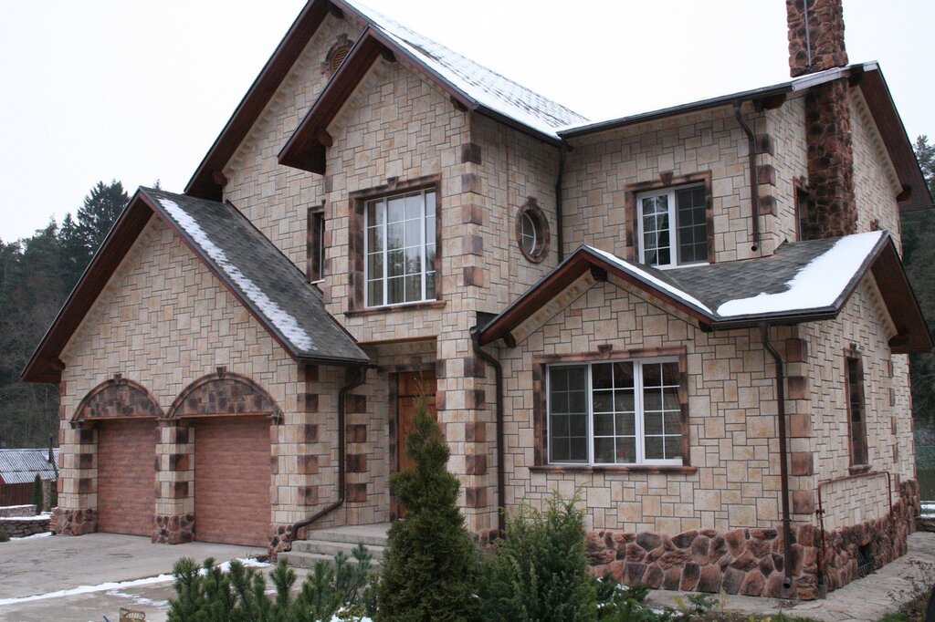 Finishing the facade with artificial stone