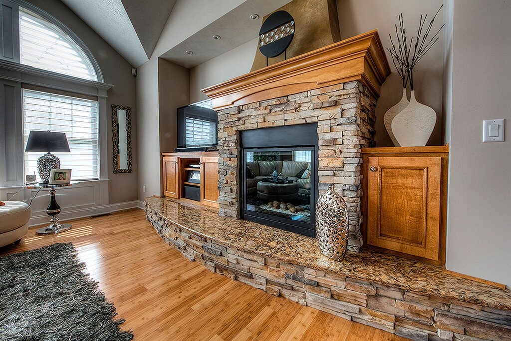 Finishing a fireplace with stone 40 фото