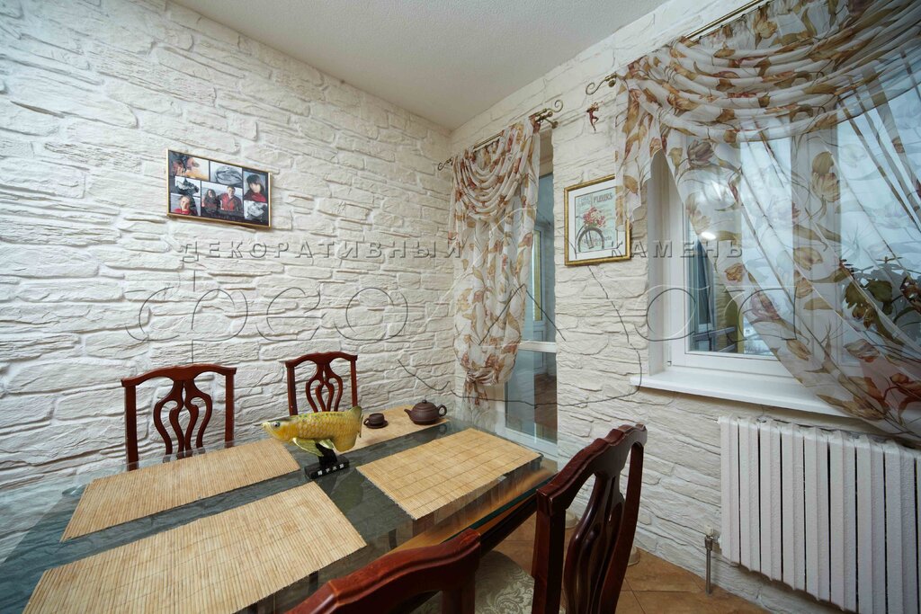 Finishing the kitchen with decorative stone