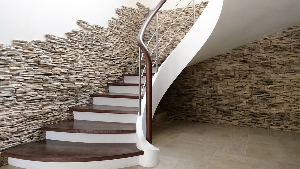 Finishing the staircase with artificial stone 38 фото