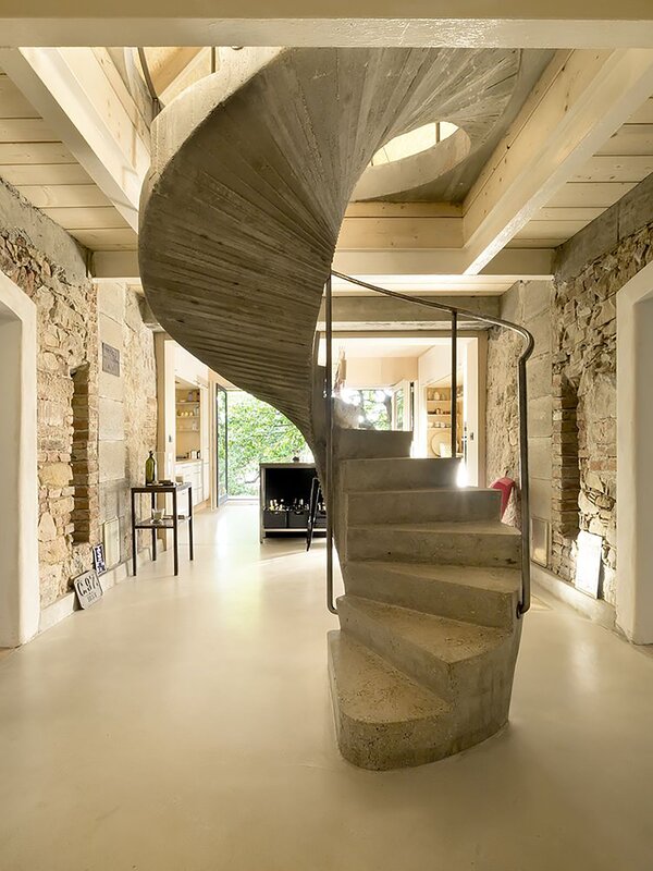 Finishing of a concrete staircase