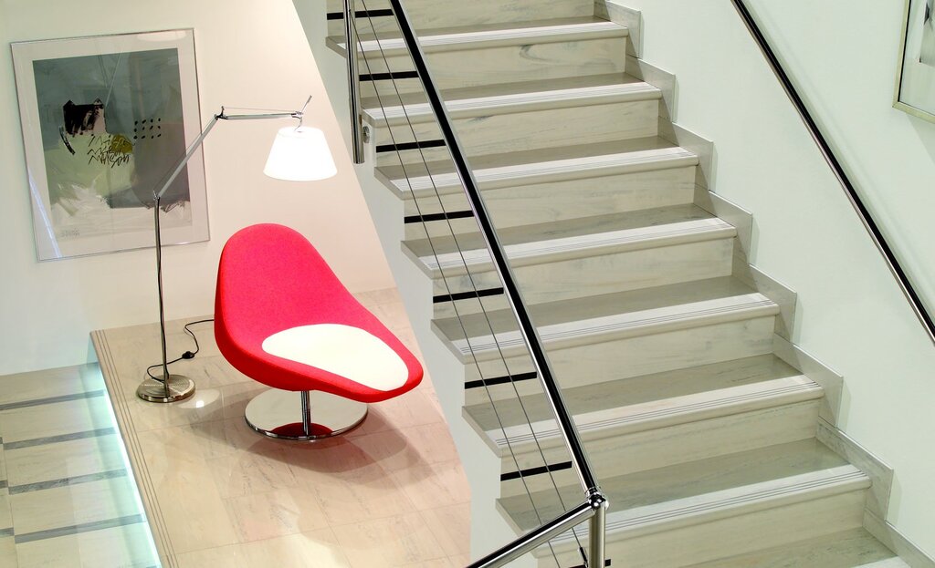 Finishing the staircase with quartz vinyl tiles