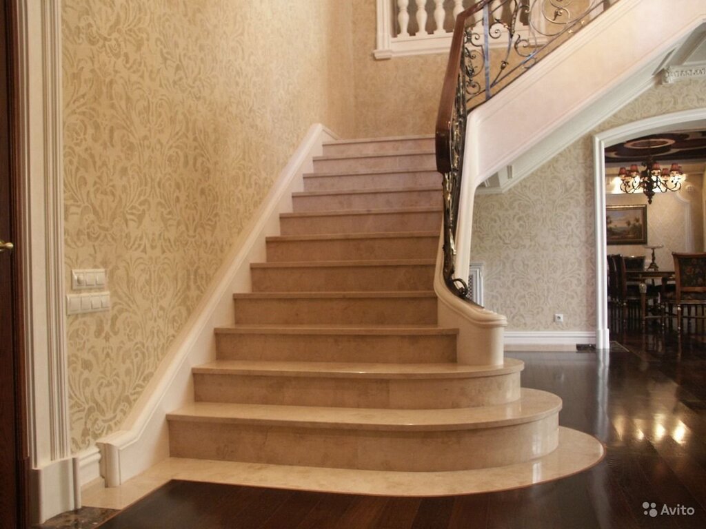 Finishing the staircase with tiles in a private house