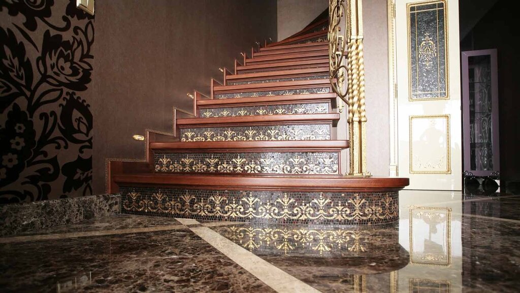 Finishing the staircase in the house with tiles