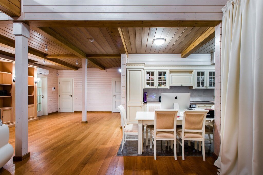 Ceiling finish in a wooden house