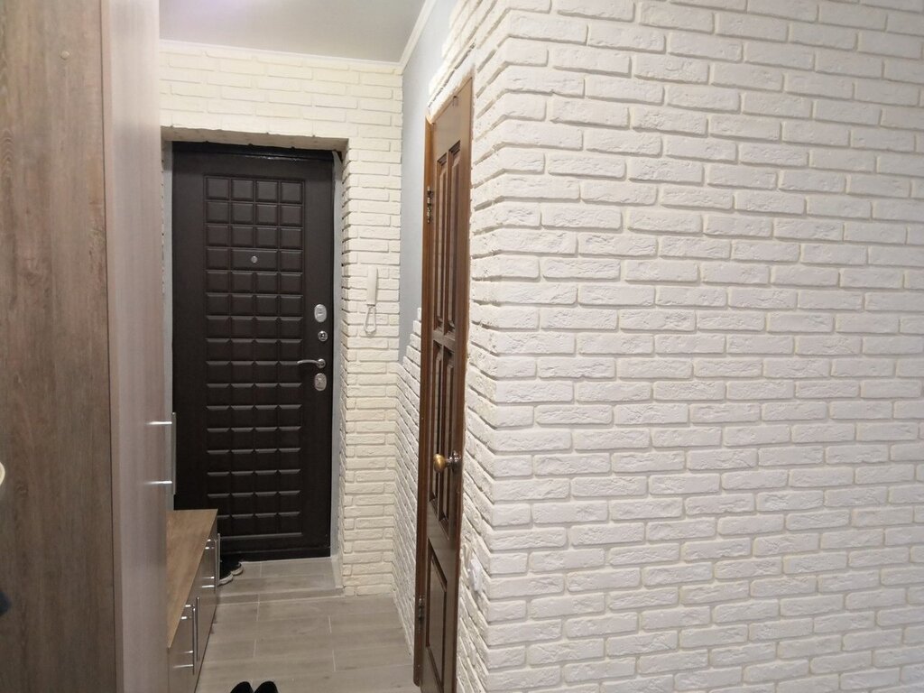 Finishing the hallway with decorative gypsum brick