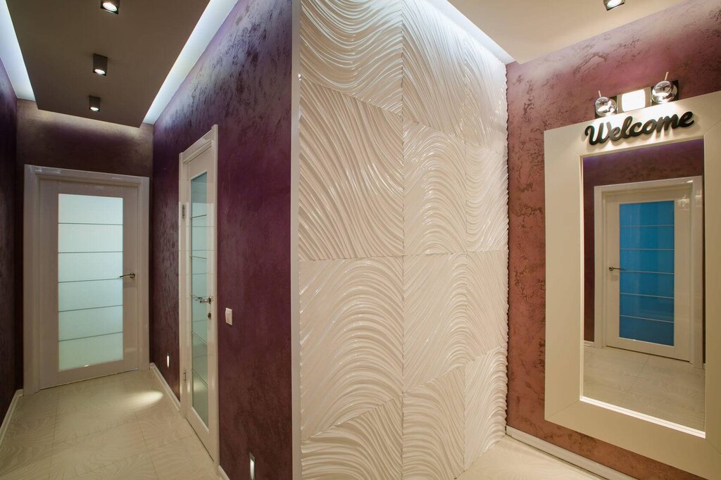 Wall decoration with decorative plaster in the hallway