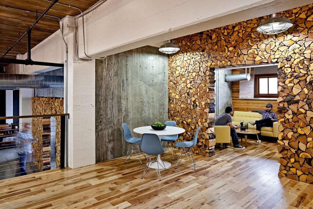 Wall decoration with wood in the apartment