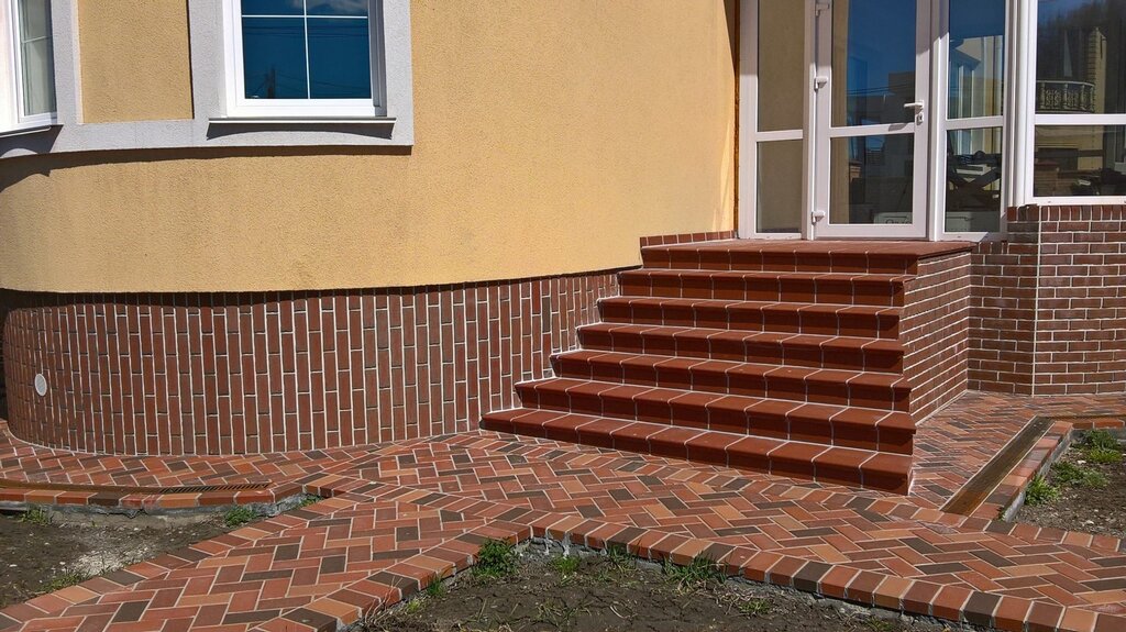 Finishing the plinth with clinker tiles