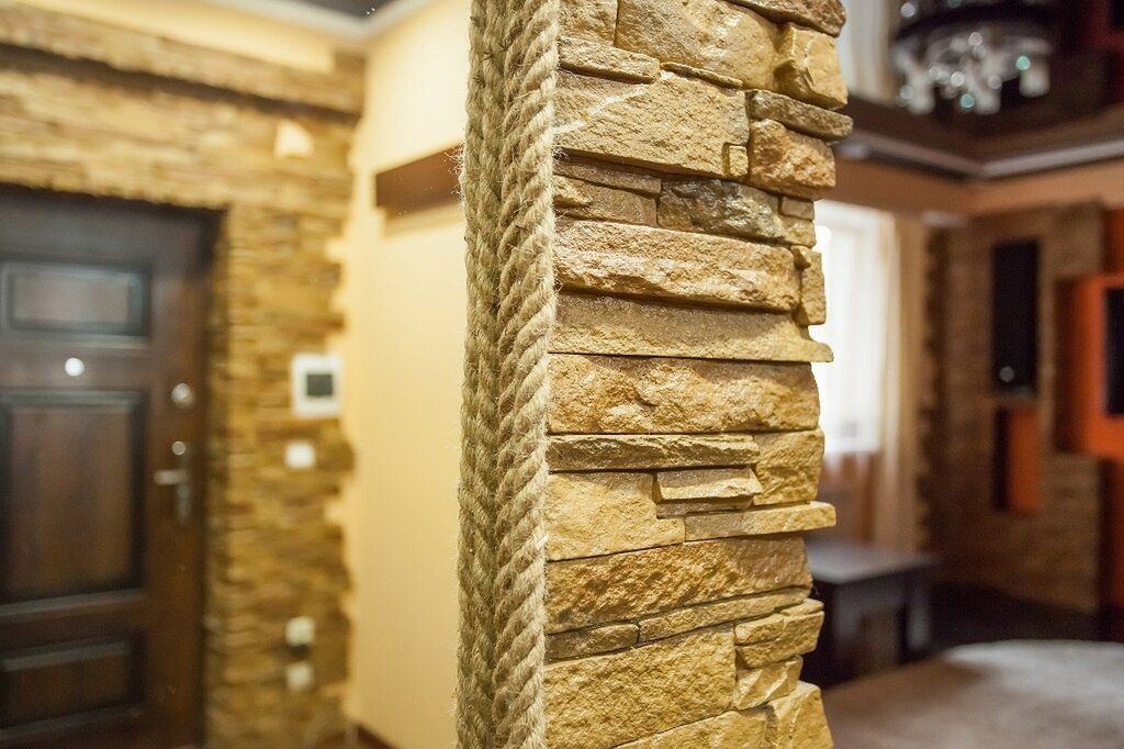 Finishing corners with decorative stone in the apartment