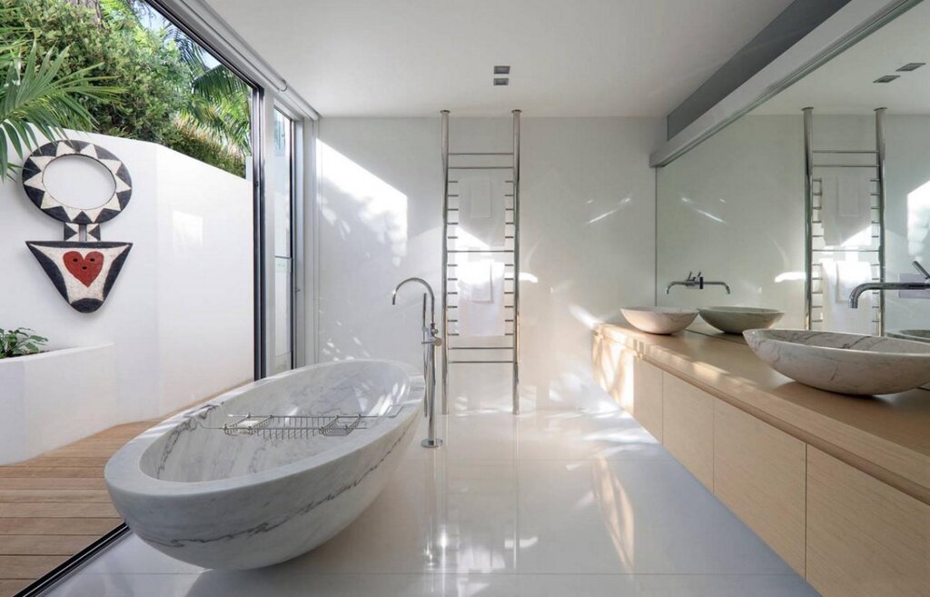 Oval bathtub in the interior