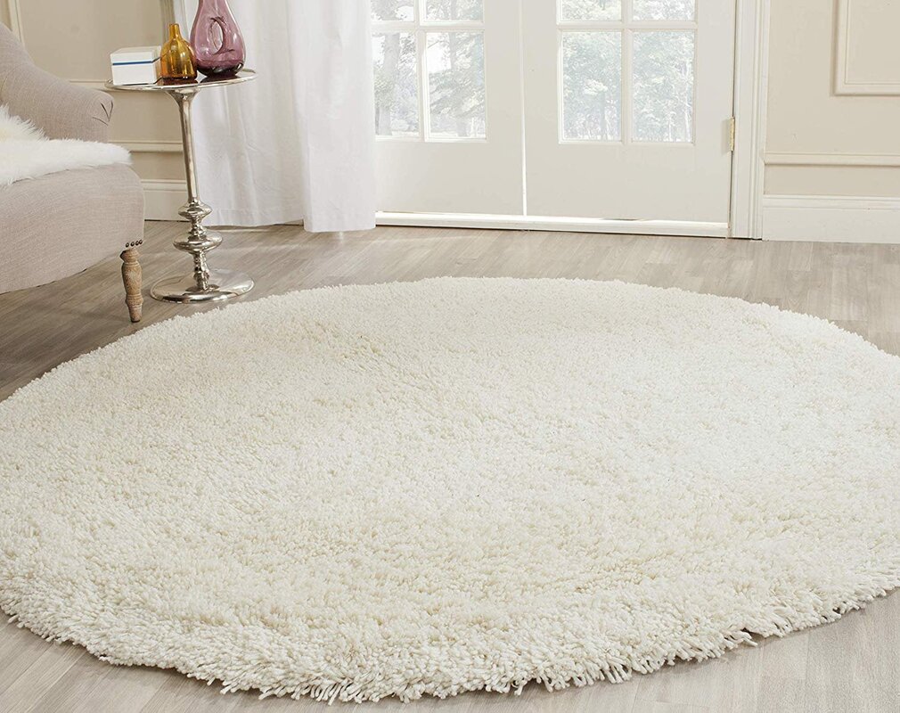 Oval rug with long pile