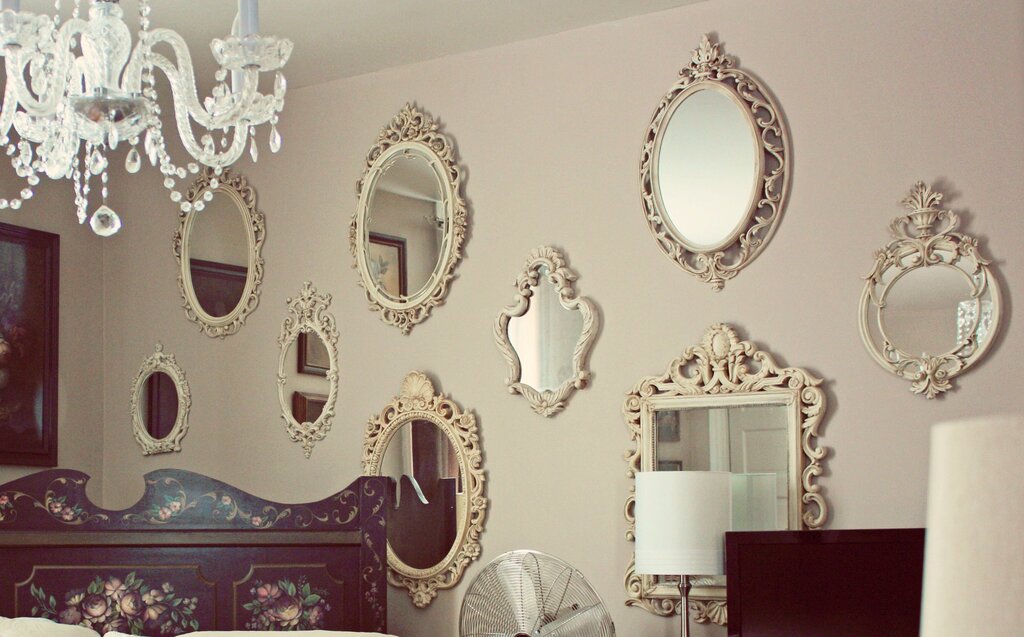 Oval mirror for the wall