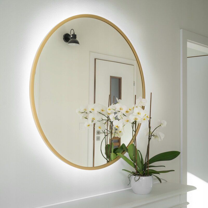 Oval mirror in the interior