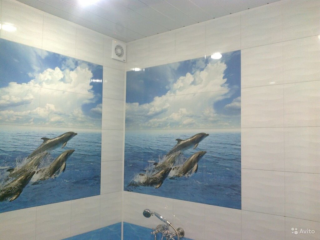 Panels with dolphins in the bathroom