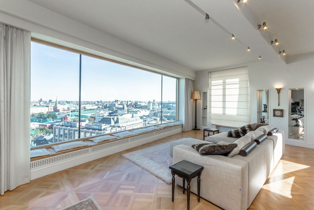 Floor-to-ceiling panoramic windows