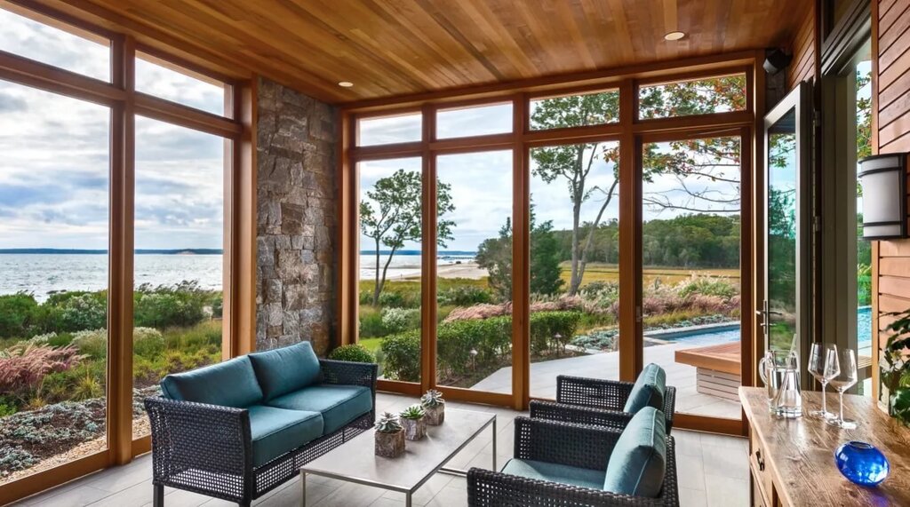 Panoramic glazing of a country house