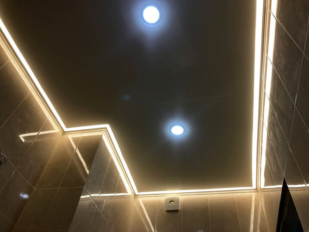 A floating stretch ceiling in the bathroom