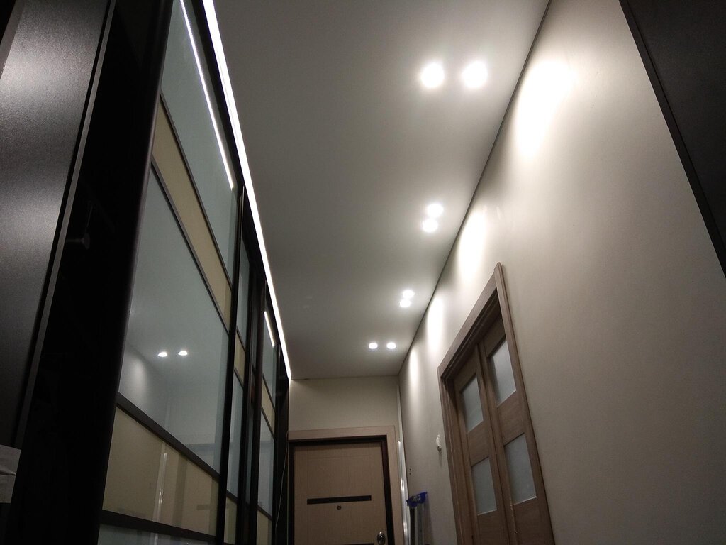 A floating ceiling with lighting in the corridor