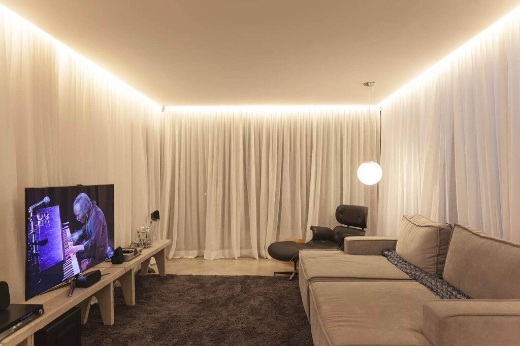 A floating ceiling with lighting in the bathroom