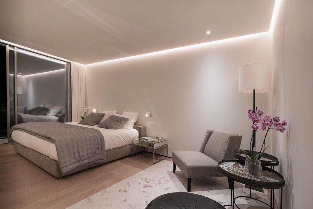 A floating ceiling in the bedroom