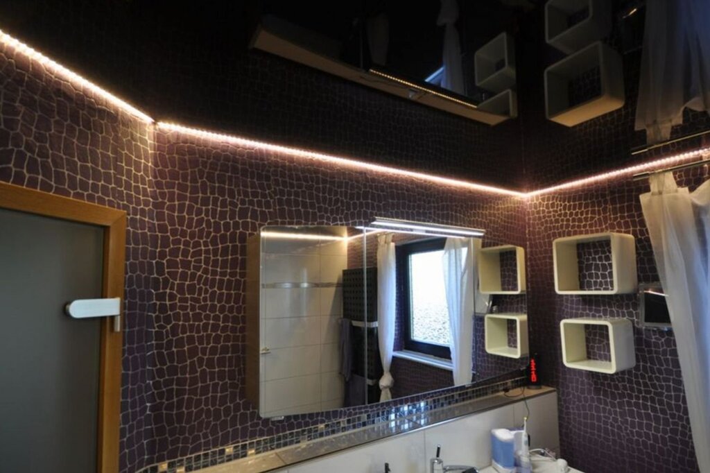 A floating ceiling in the bathroom