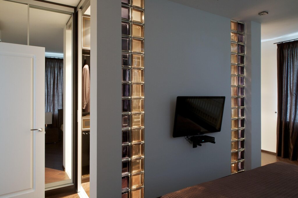 A partition made of glass blocks in the living room