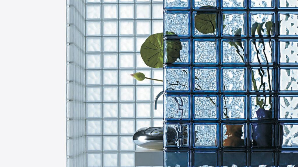 A partition made of glass blocks in the bathroom