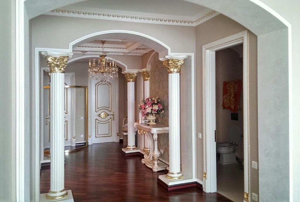 Pilasters in the apartment interior