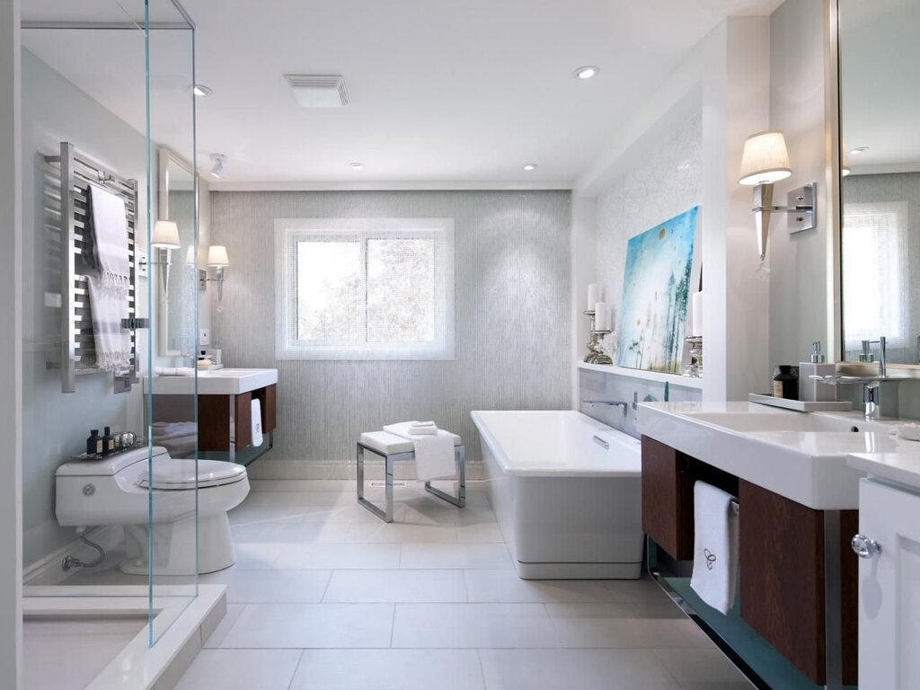 Layout of a large bathroom