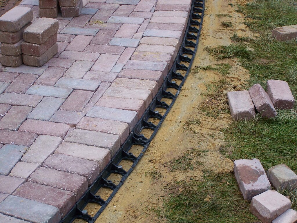 Plastic curb for paving stones