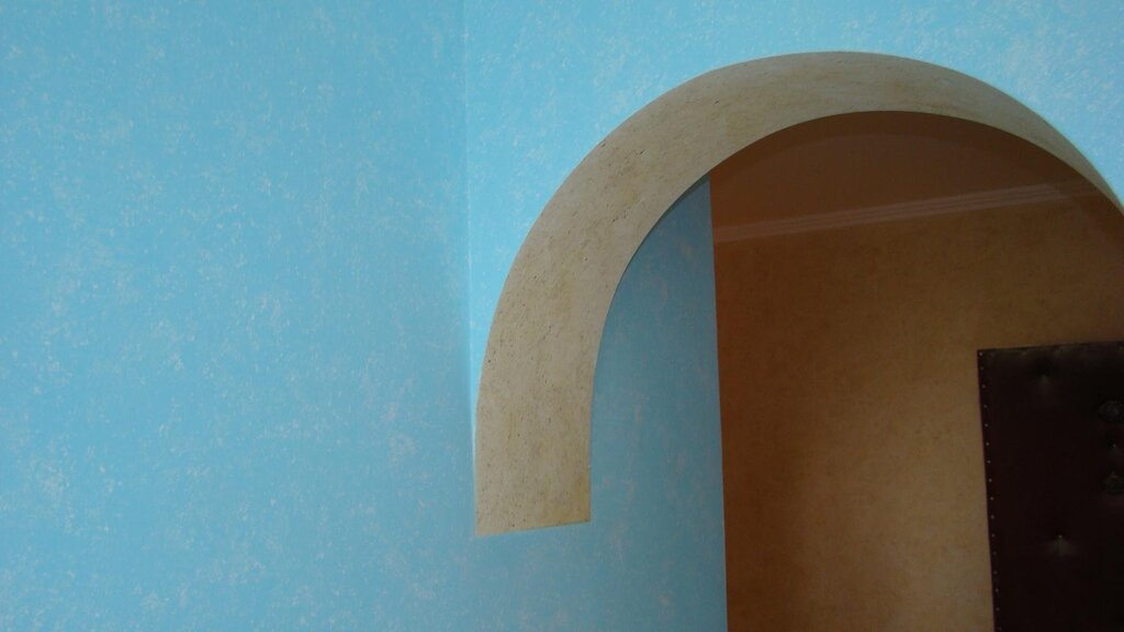 Plastic corner for an arch