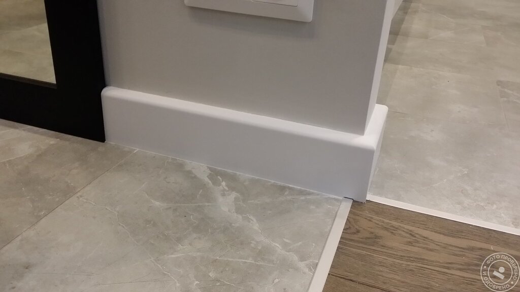 Baseboard for porcelain stoneware on the floor