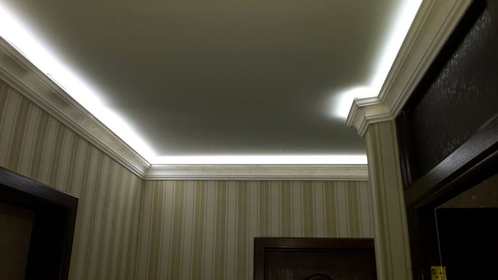 Baseboard for ceiling lighting