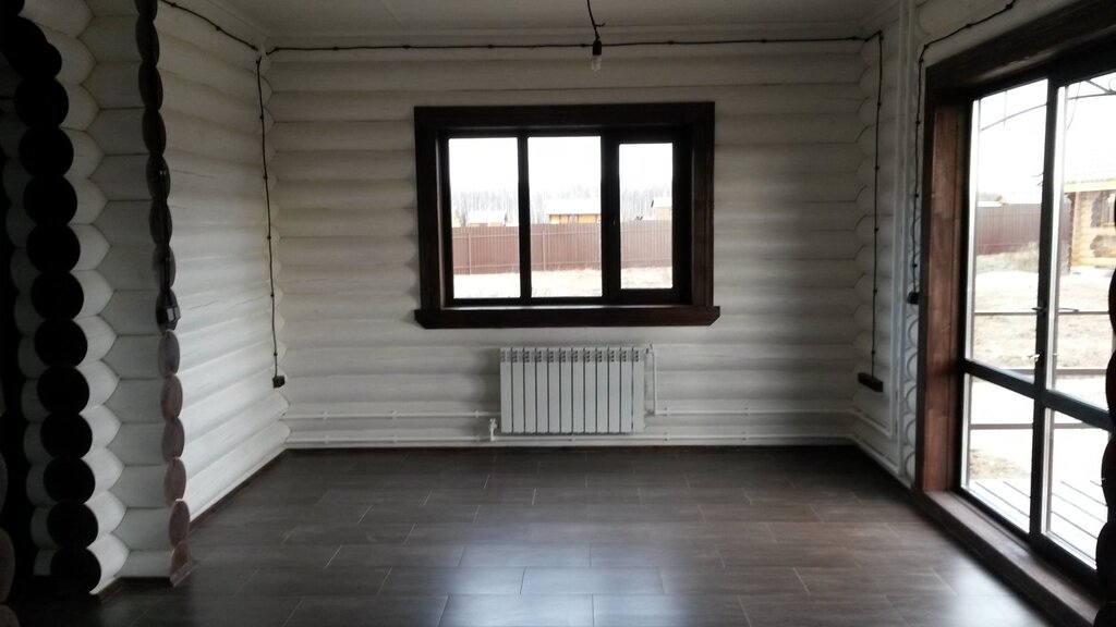 Baseboard in a house made of round logs