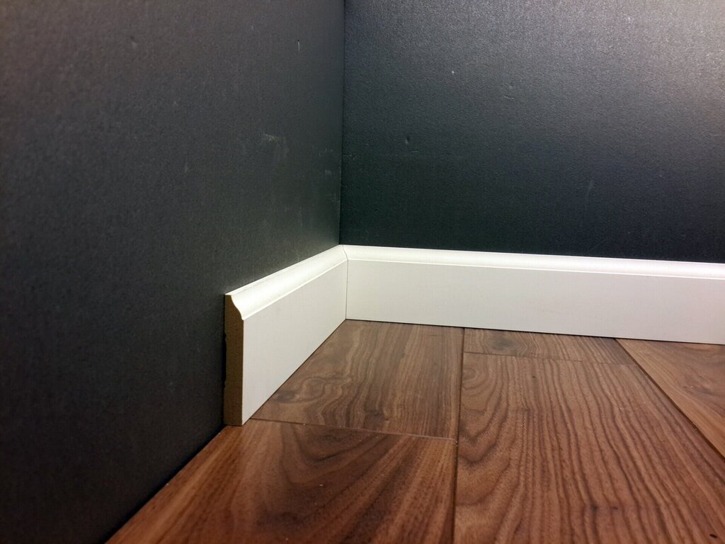 Baseboard in the color of the floor