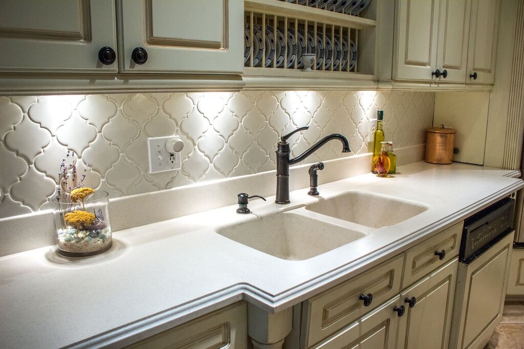 Arabesque tile on the kitchen backsplash