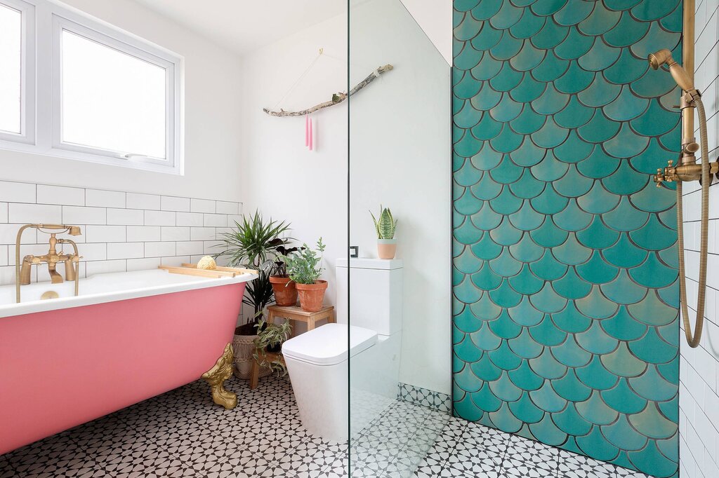 Tiles of two colors in the bathroom